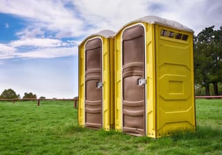 How Many Porta Potties Are Required for a 200-Person Outdoor Festival?
